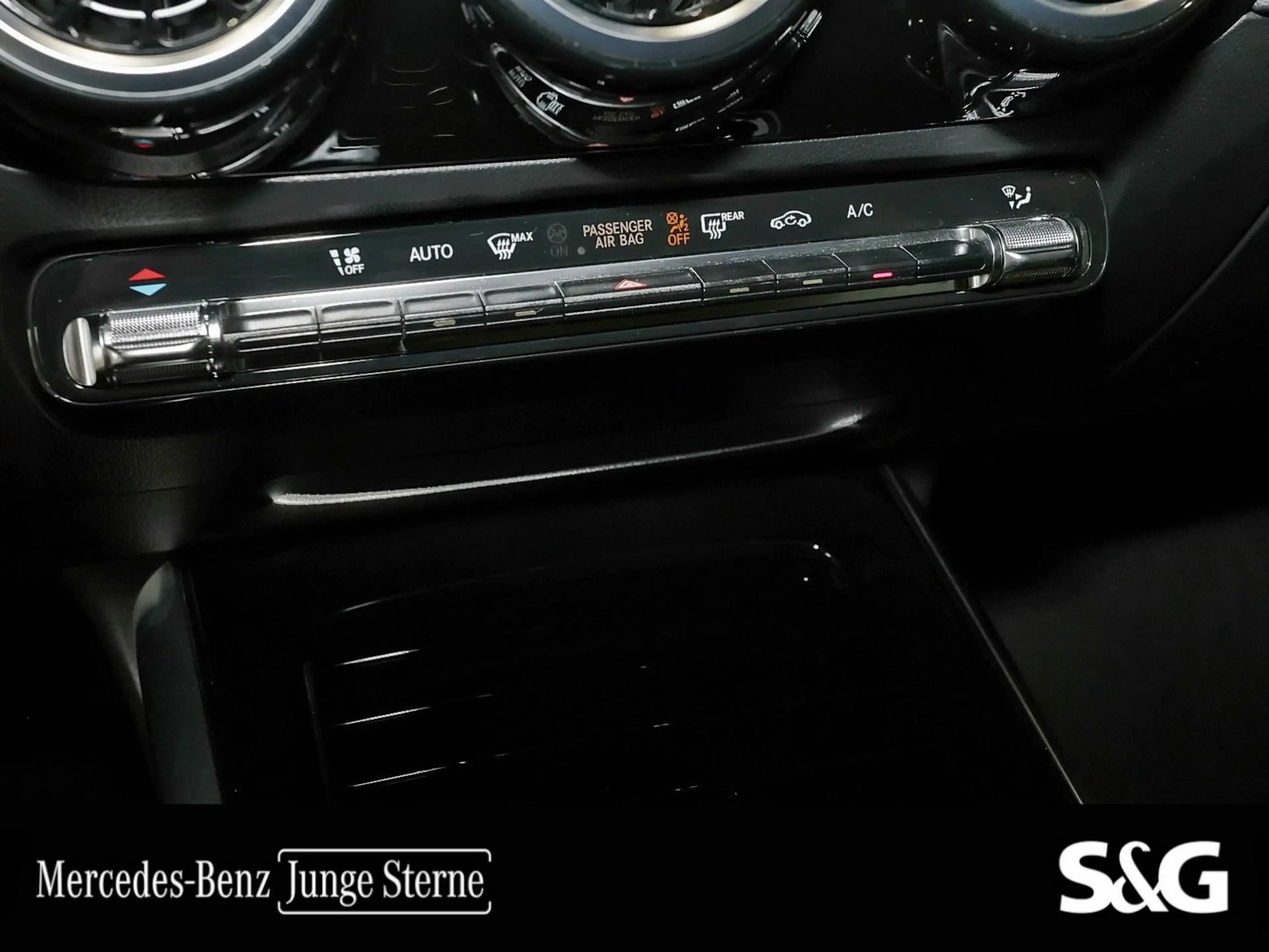 Mercedes-Benz GLA 180 — photo 15