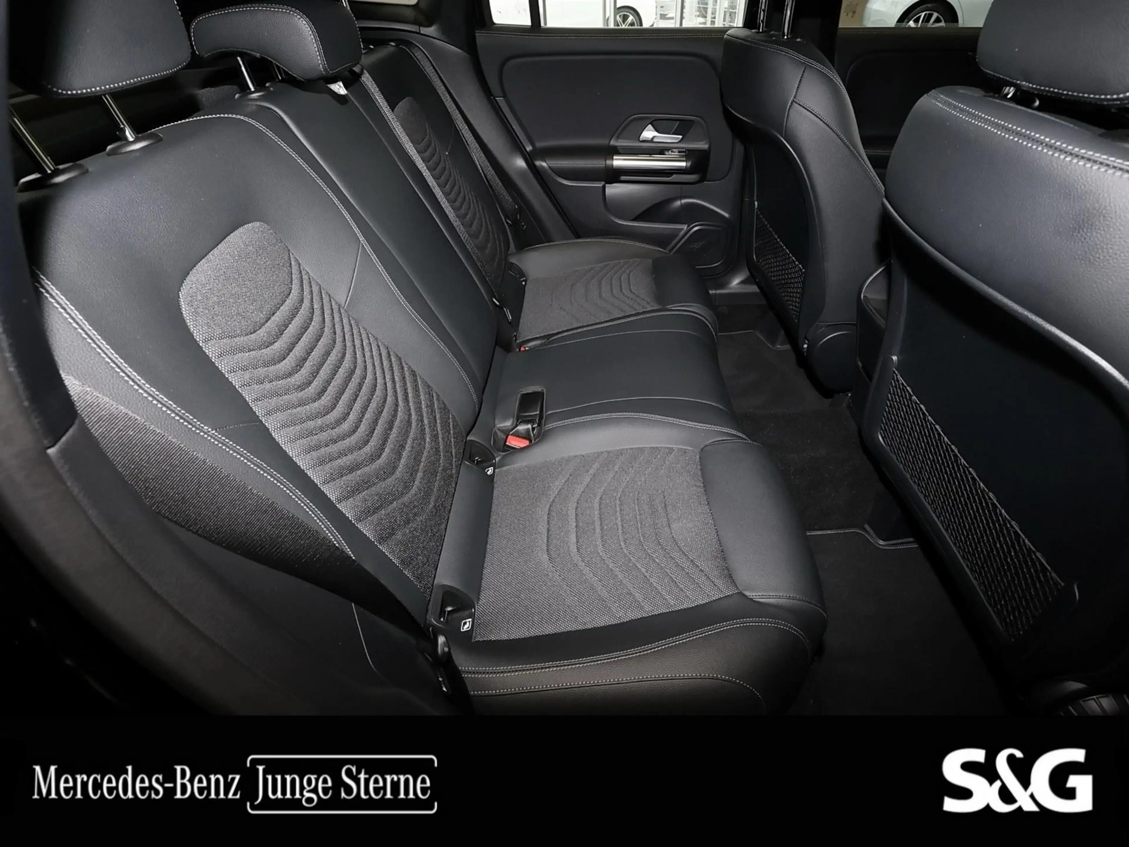 Mercedes-Benz GLA 180 — photo 7
