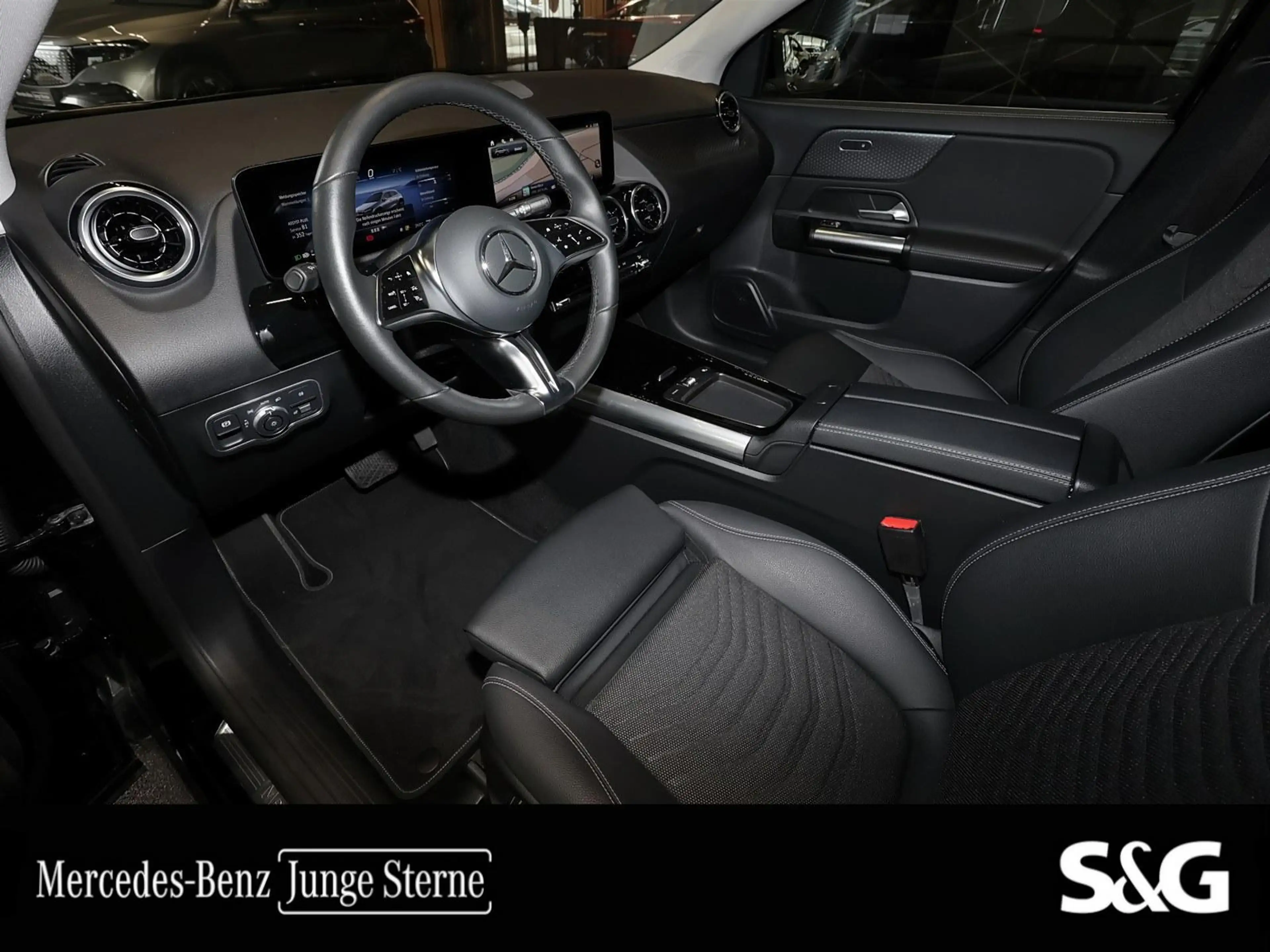 Mercedes-Benz GLA 180 — photo 13