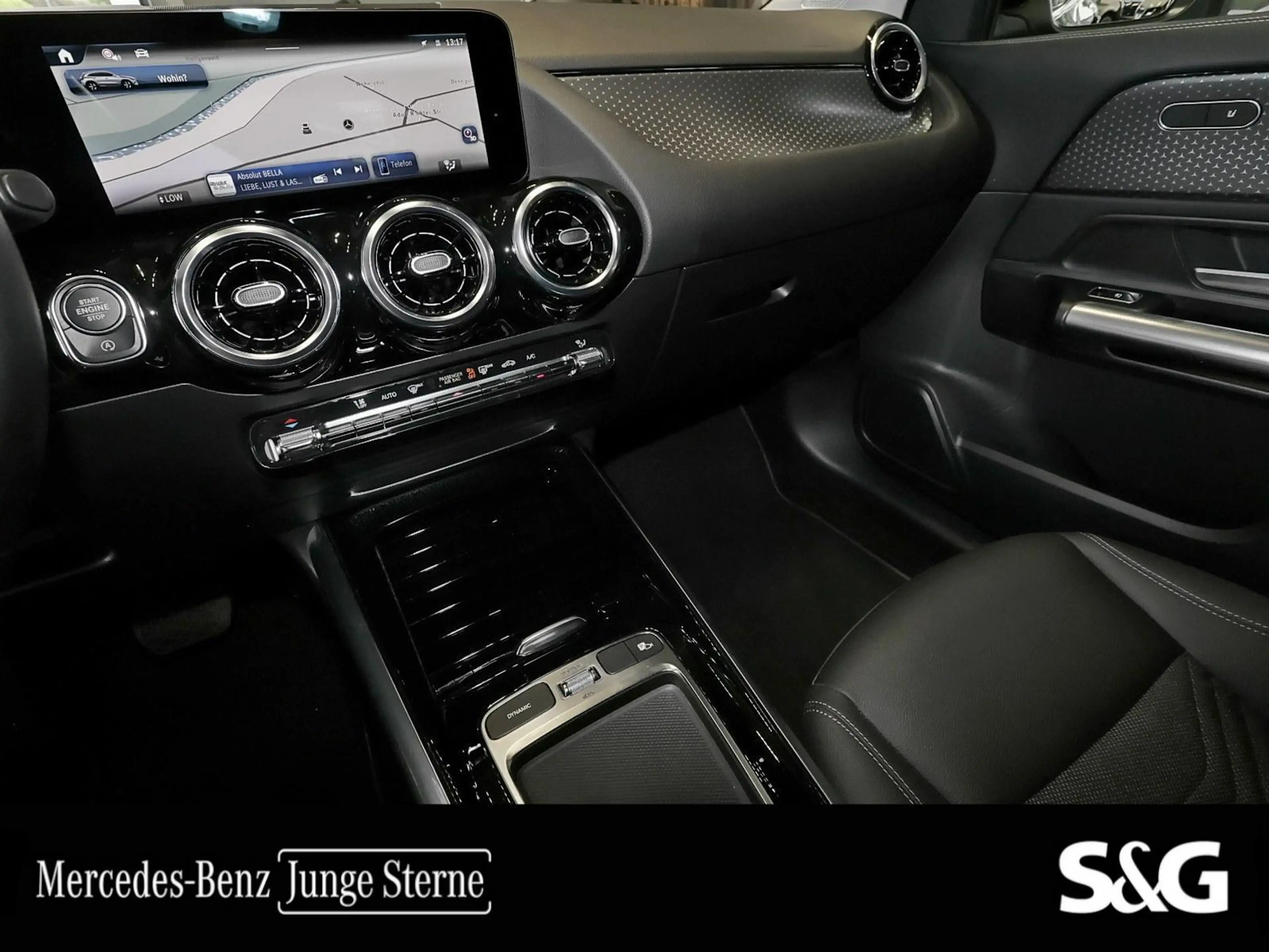 Mercedes-Benz GLA 180 — photo 14