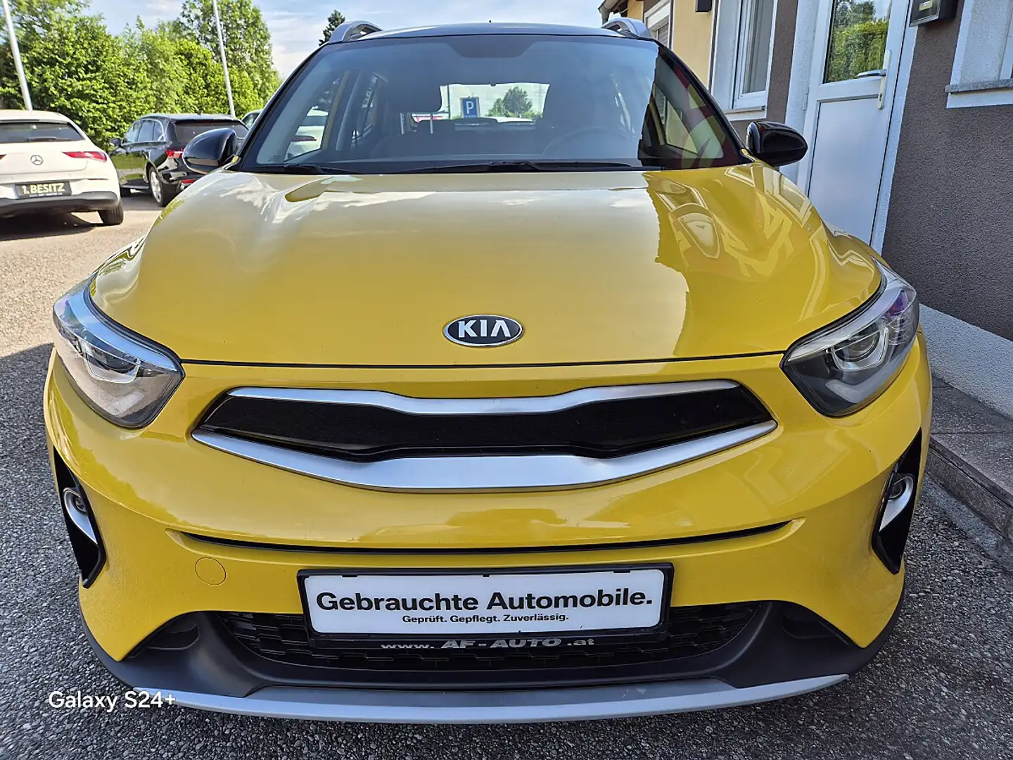 Kia Stonic 1,6 CRDI SCR ISG Silber Gelb - 2