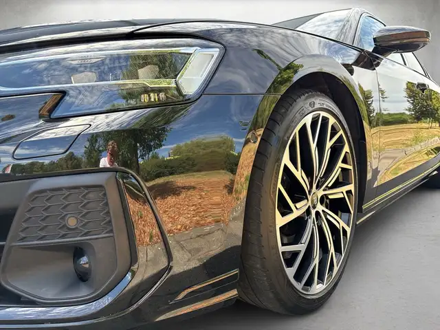 Audi S8 view 4