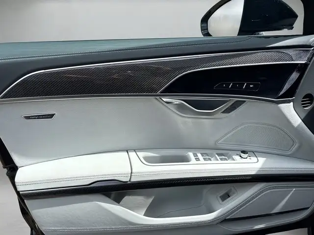 Audi S8 view 6