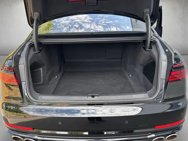 Audi S8 view 5
