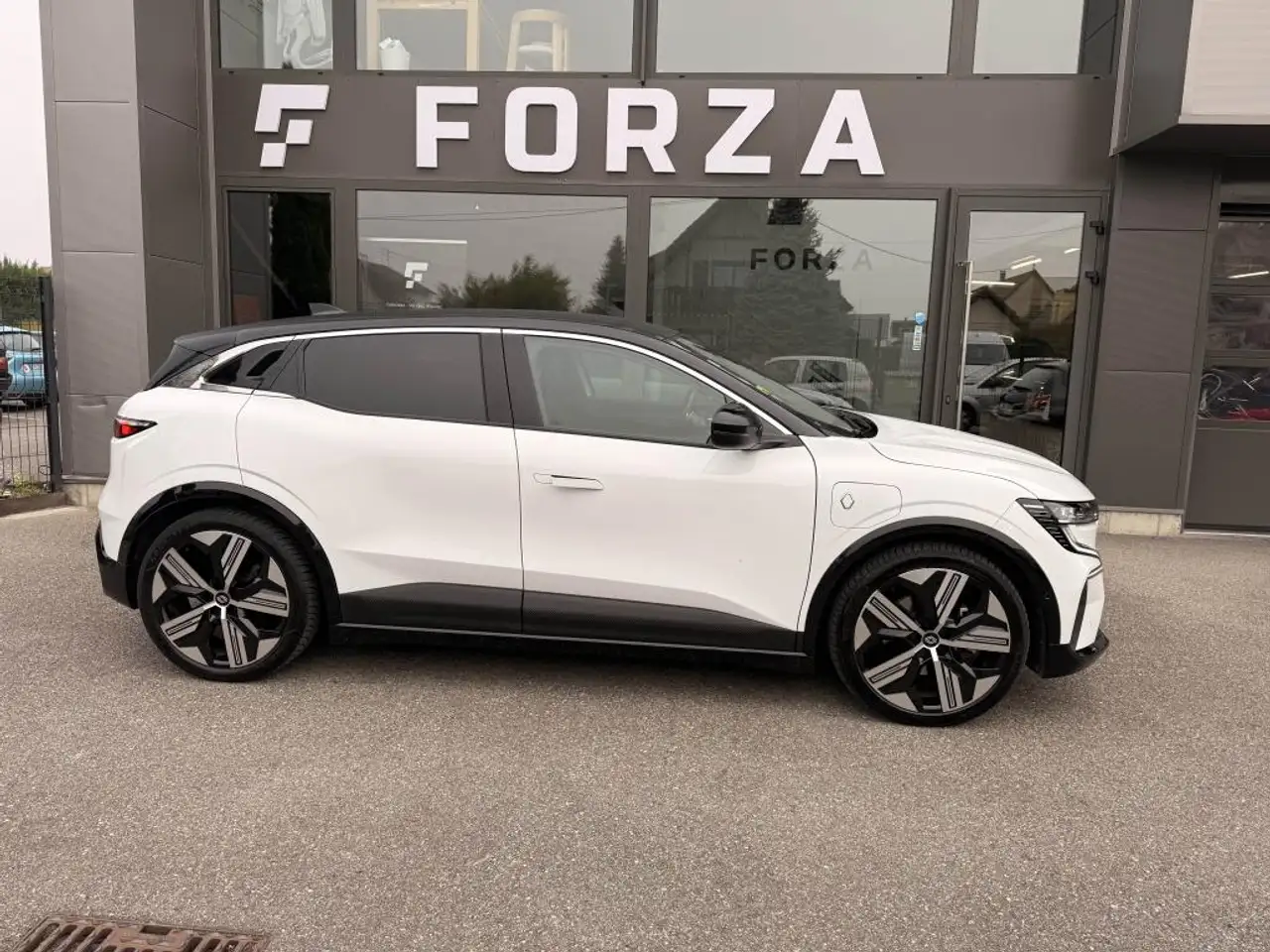 Renault Megane E-Tech — photo 4