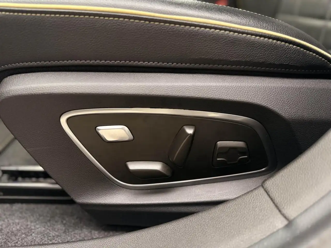 Renault Megane E-Tech — photo 15