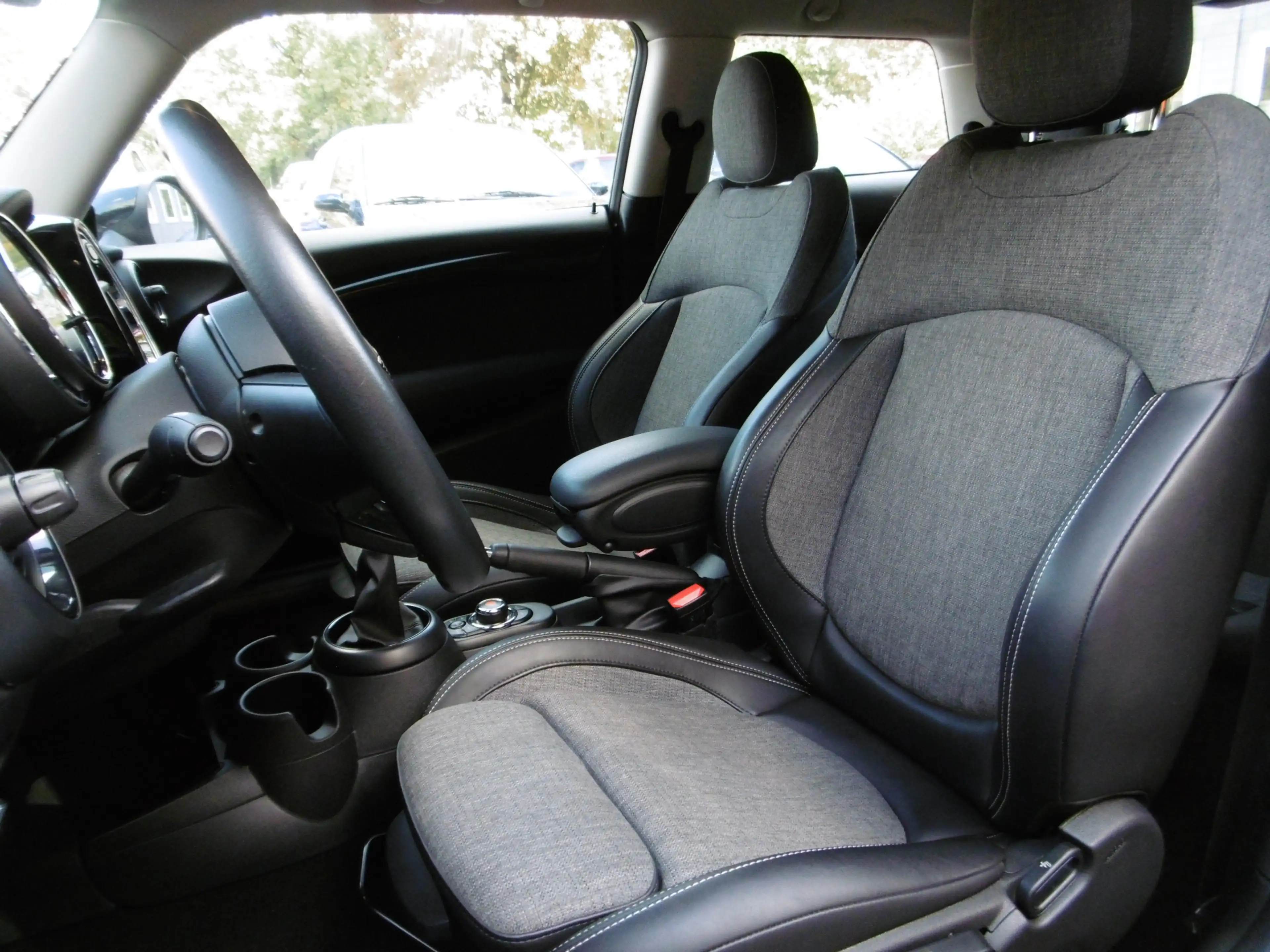 MINI Cooper D LED Navi Apple CarPlay Sportsitze PDC — photo 3