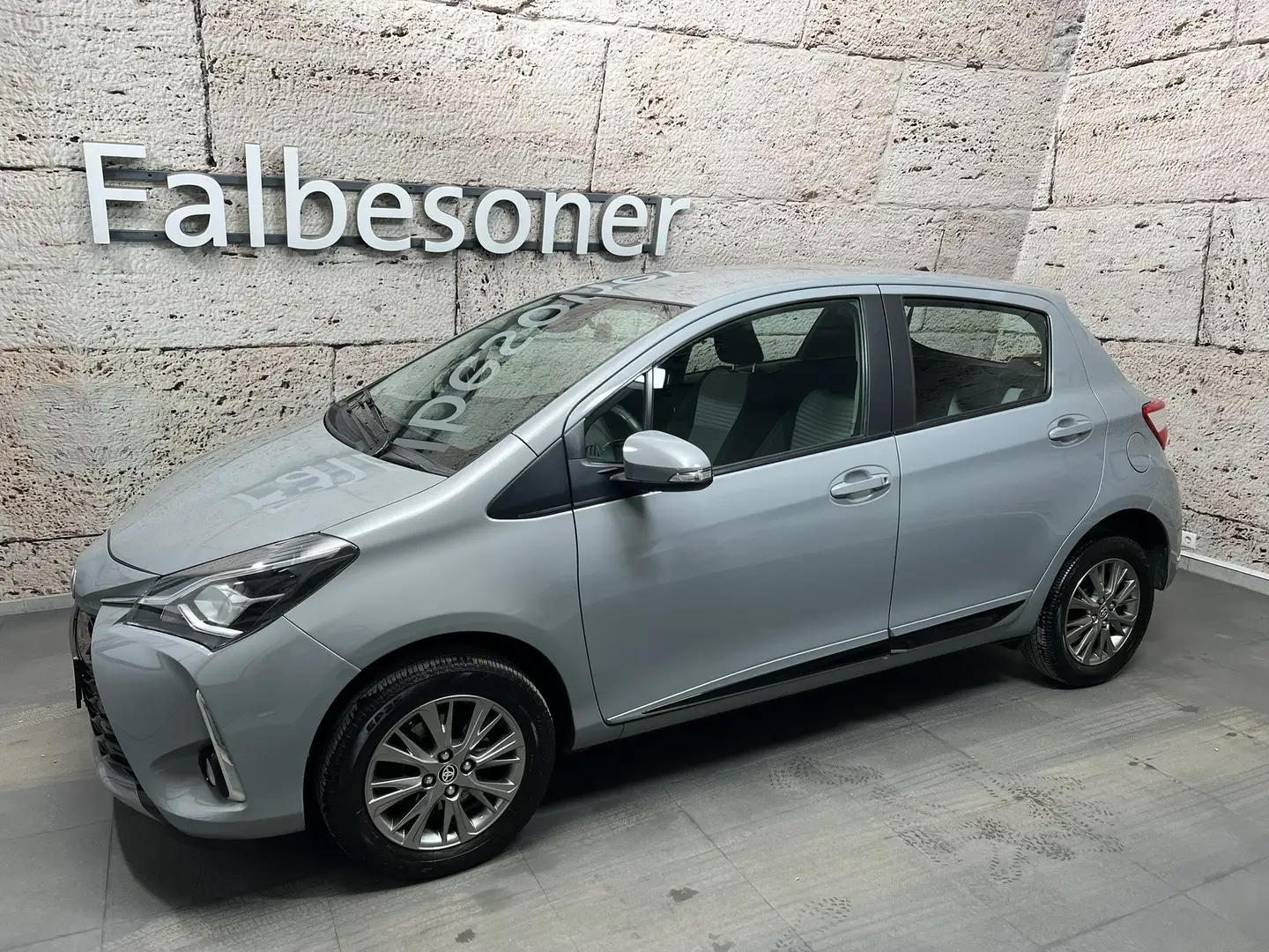 Toyota Yaris 1,5 VVT-ie Active Grau - 2