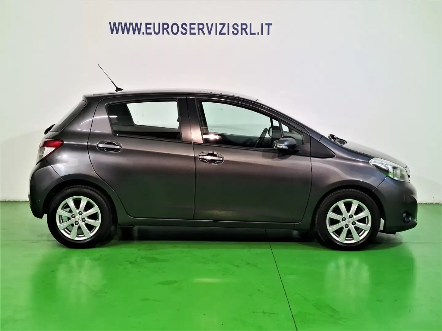 Toyota Yaris Yaris 5p 1.4 d-4d Gris - 2