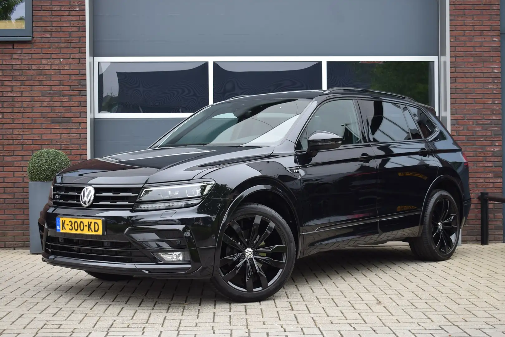 Volkswagen Tiguan Allspace 1.5 TSI DSG R-line 7-Persoons Nero - 1