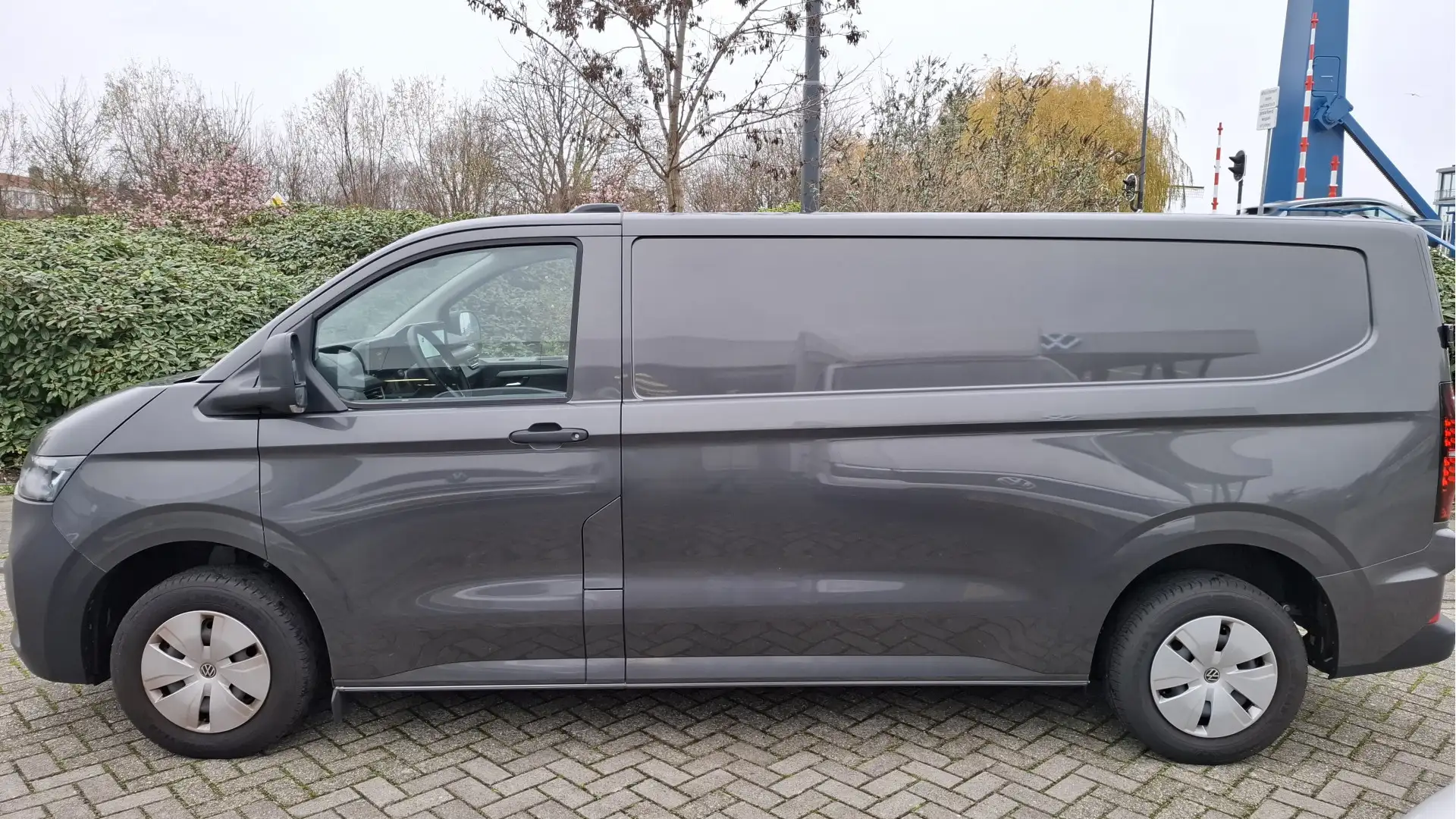 Volkswagen Transporter e-Transporter 34 L2H1 Life 64 kWh 218 pk - Trekhaa Gris - 2