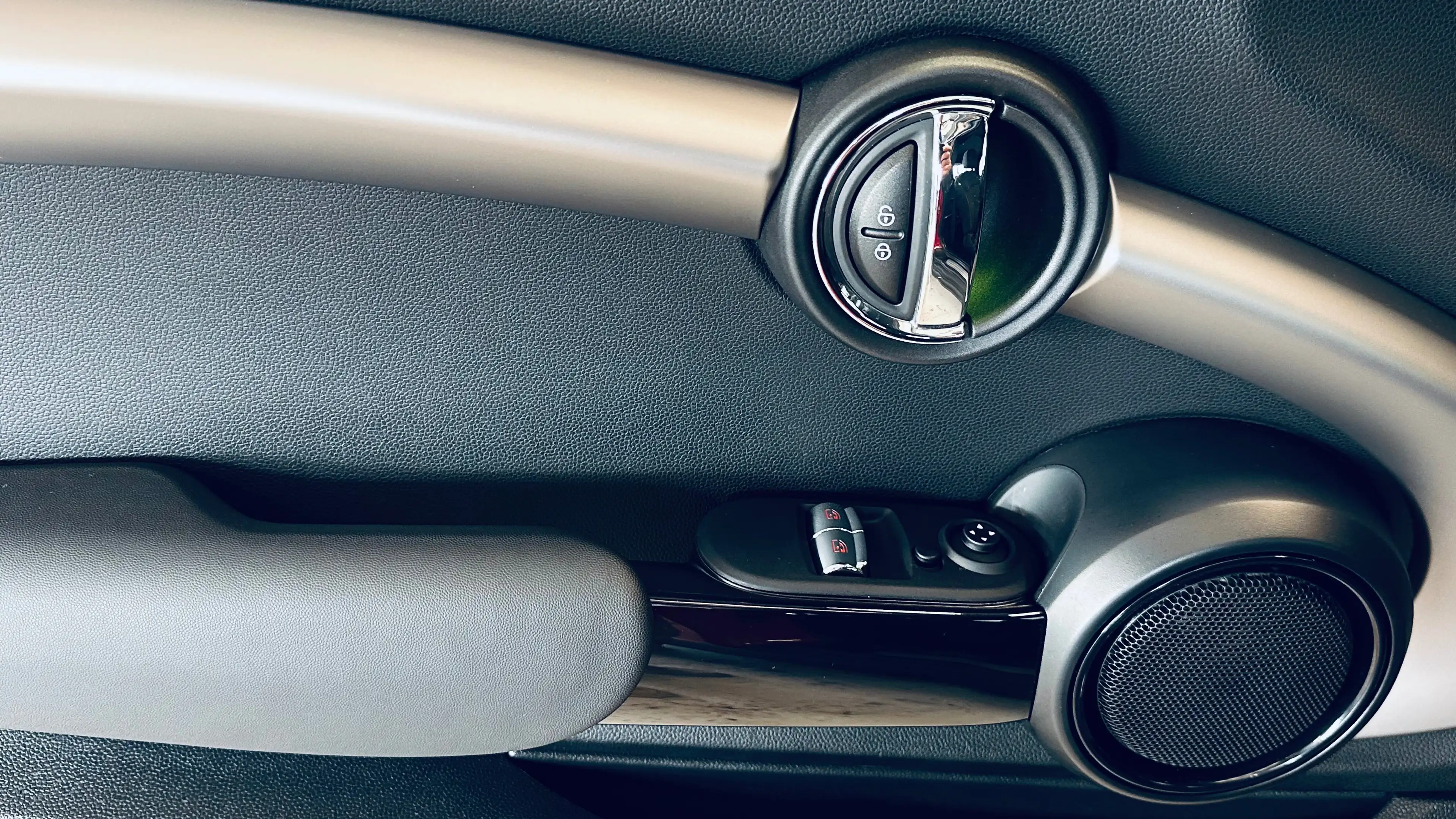 MINI One 1.5 PDC NAVI BLUETOOTH LIM CRUISE CLIM BIZONE — photo 15