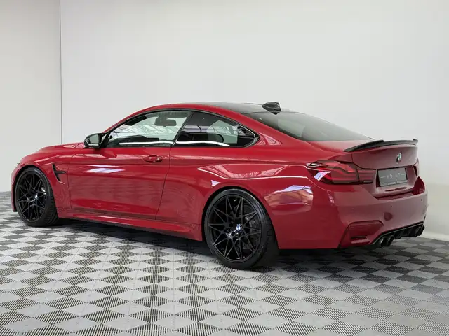 BMW M4 view 3