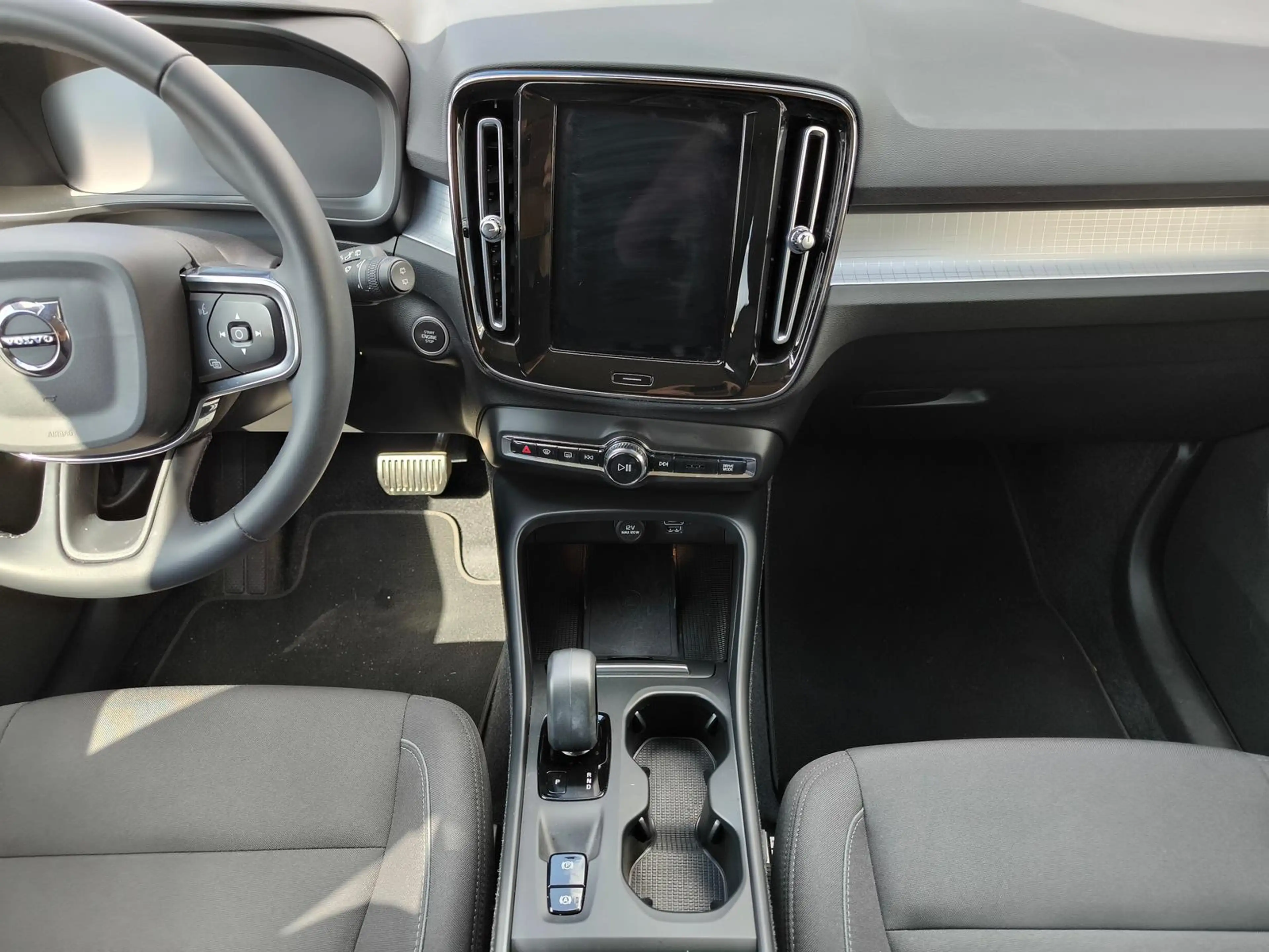 Volvo XC40 T3 Benzin Momentum Pro Navi / ACC / Kamera — photo 14