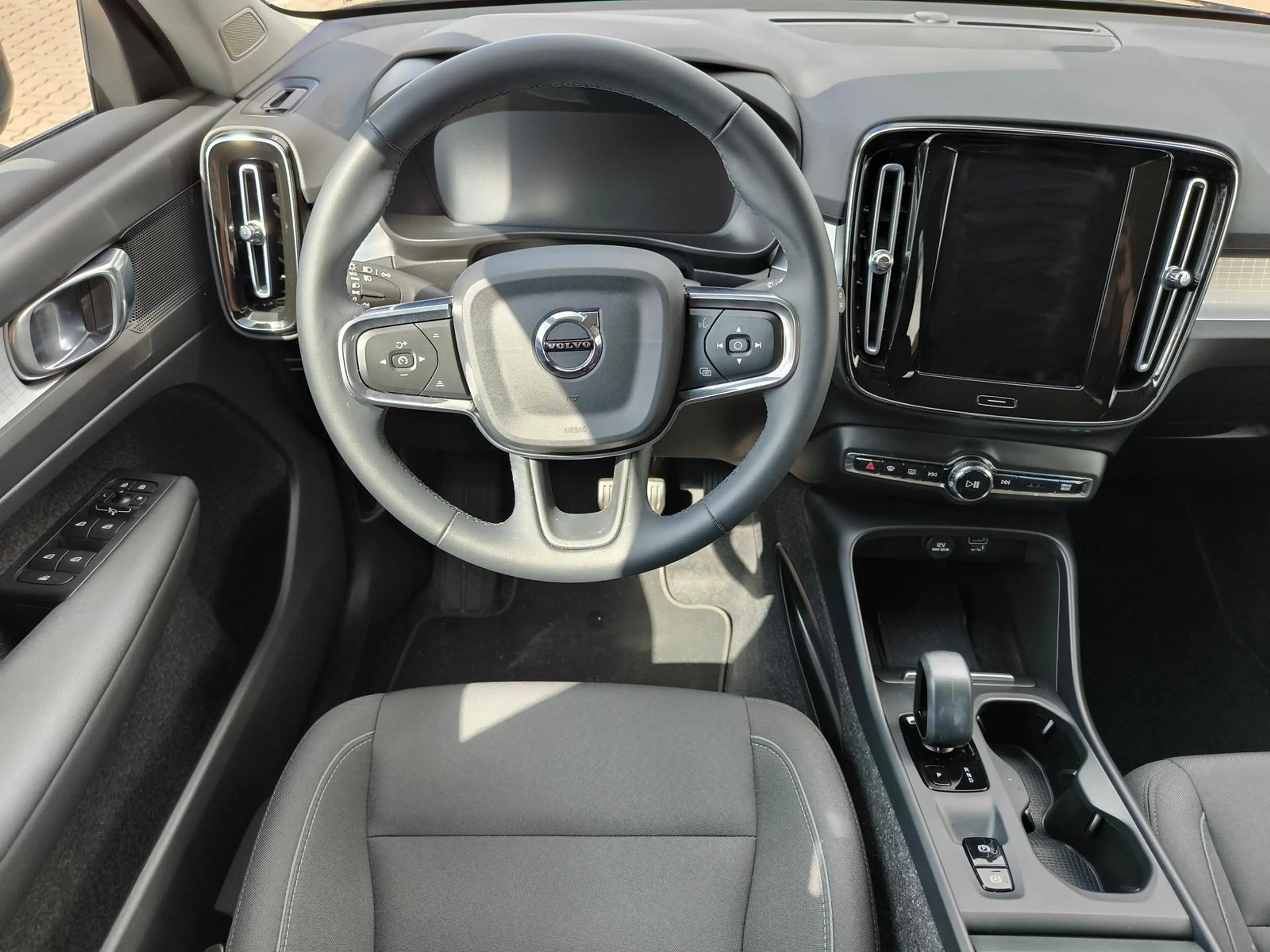 Volvo XC40 T3 Benzin Momentum Pro Navi / ACC / Kamera — photo 13