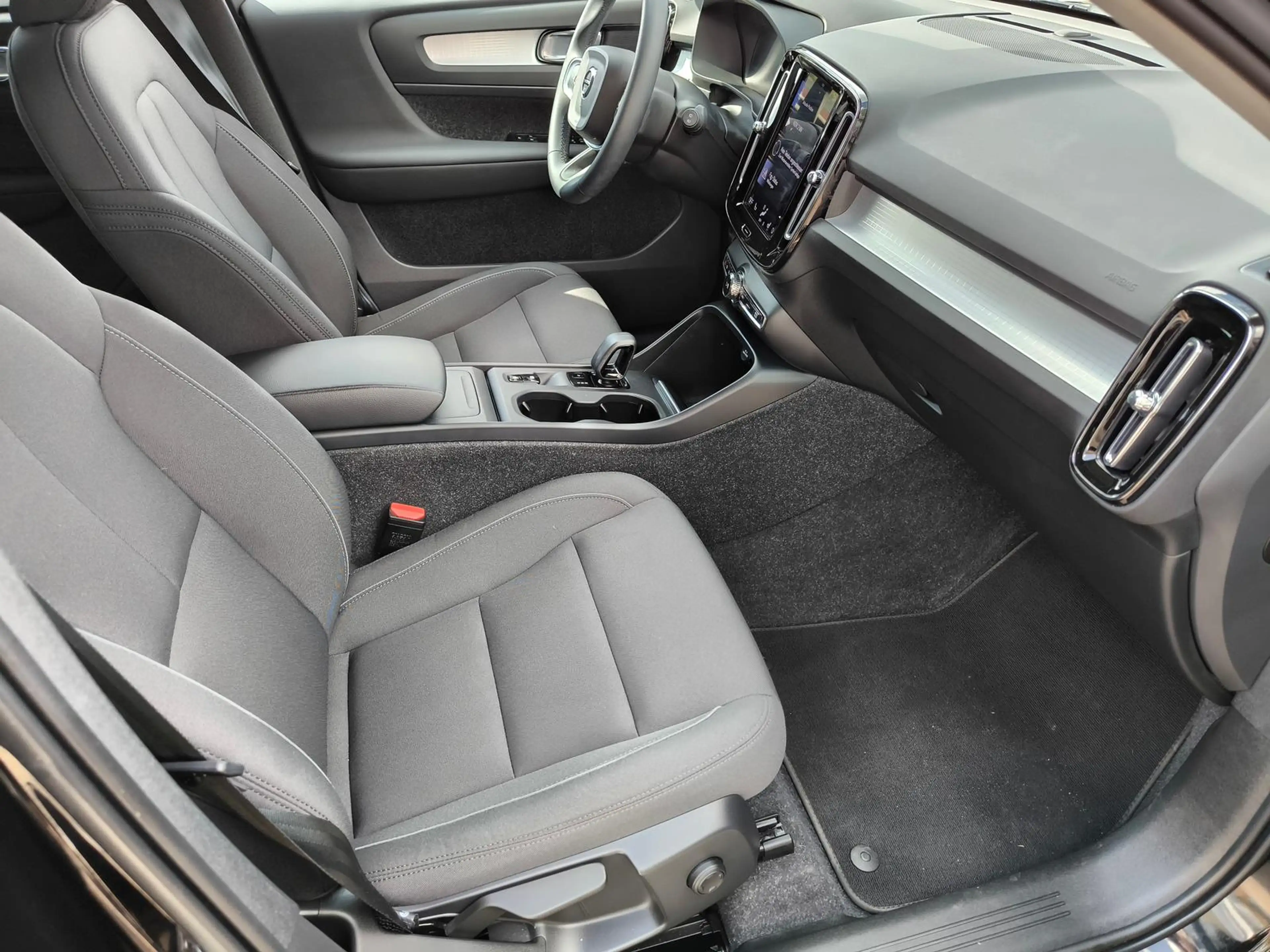 Volvo XC40 T3 Benzin Momentum Pro Navi / ACC / Kamera — photo 11