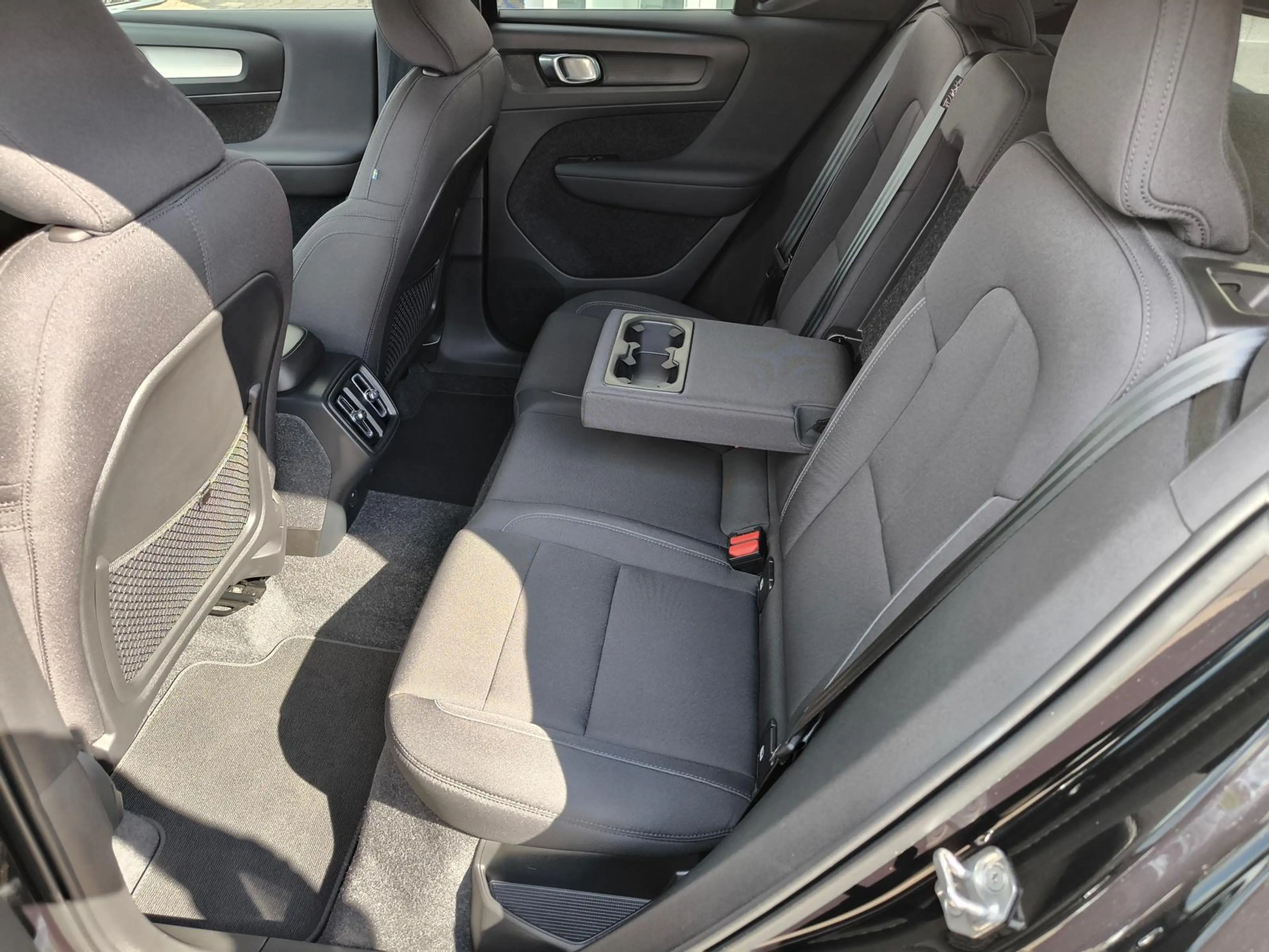 Volvo XC40 T3 Benzin Momentum Pro Navi / ACC / Kamera — photo 9