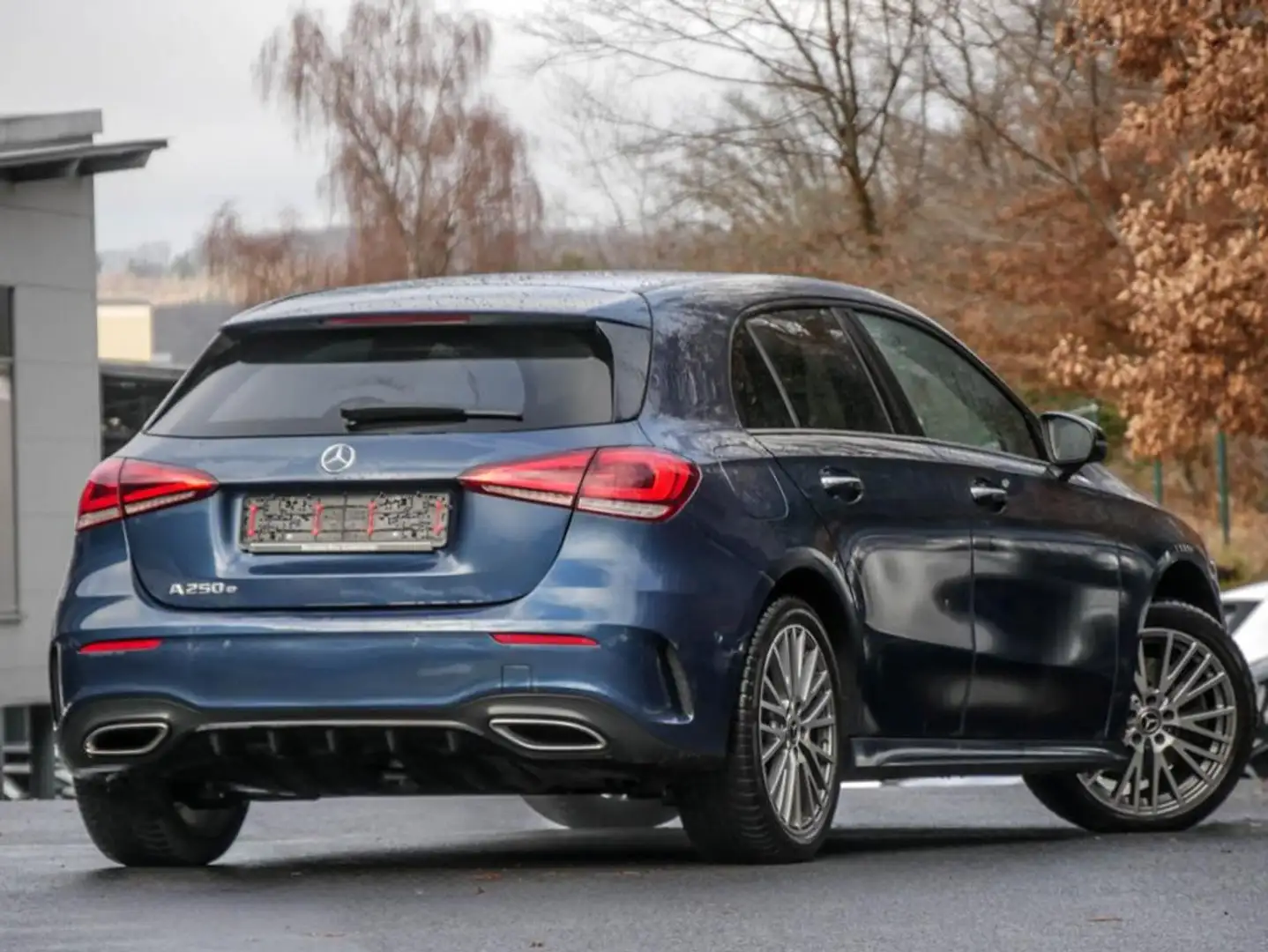 Mercedes-Benz A 250 e Kompaktlimousine AMG-Sport+Pano+Distr Blau - 2