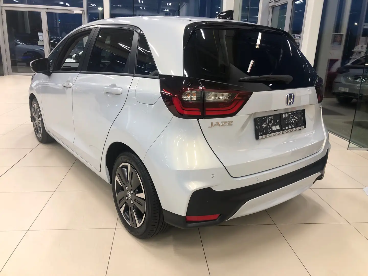 Honda Jazz 1.5i-MMD e:HEV Advance Demowagen Stříbrná - 2