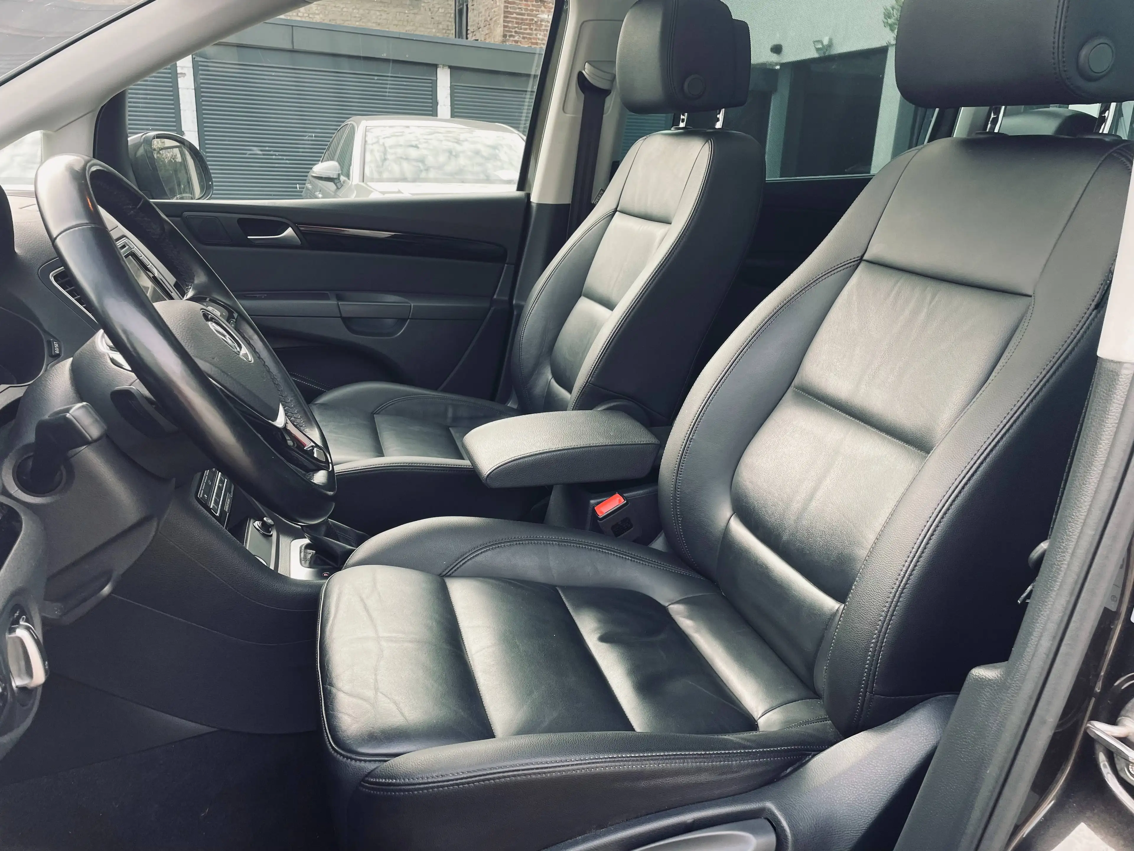 Volkswagen Sharan Sharan 1.4 TSI Highline BMT DSG 7 Places Full Cuir Clim Bt/Auto Gps Toit Pano Camera !!! — photo 6