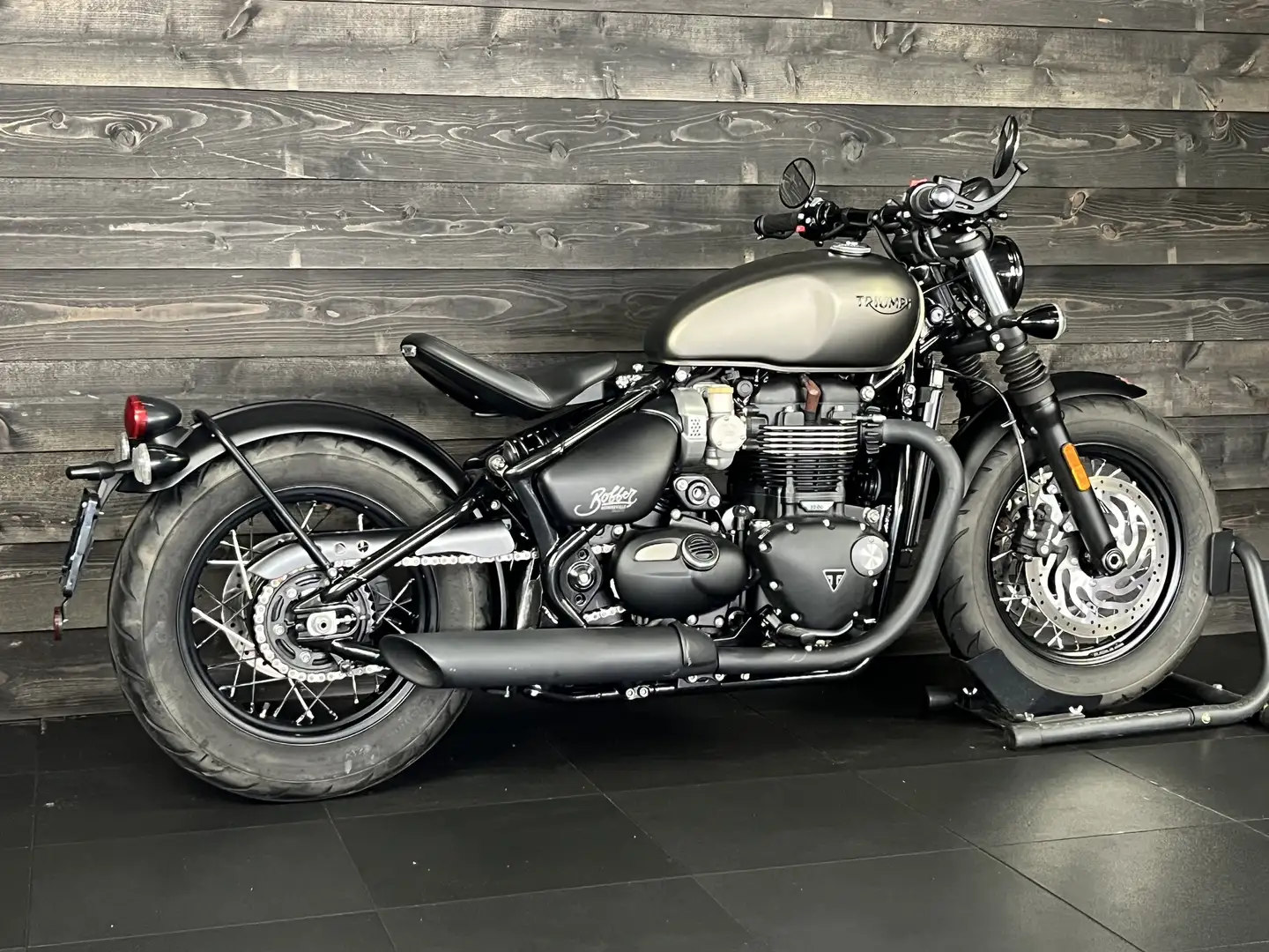 Triumph Bonneville Bobber BLACK Grijs - 2
