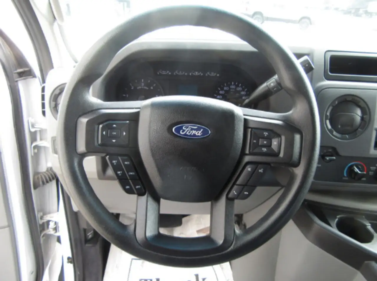 Ford E-450 Super Duty DRW снимка Ford E-450 Super Duty DRW