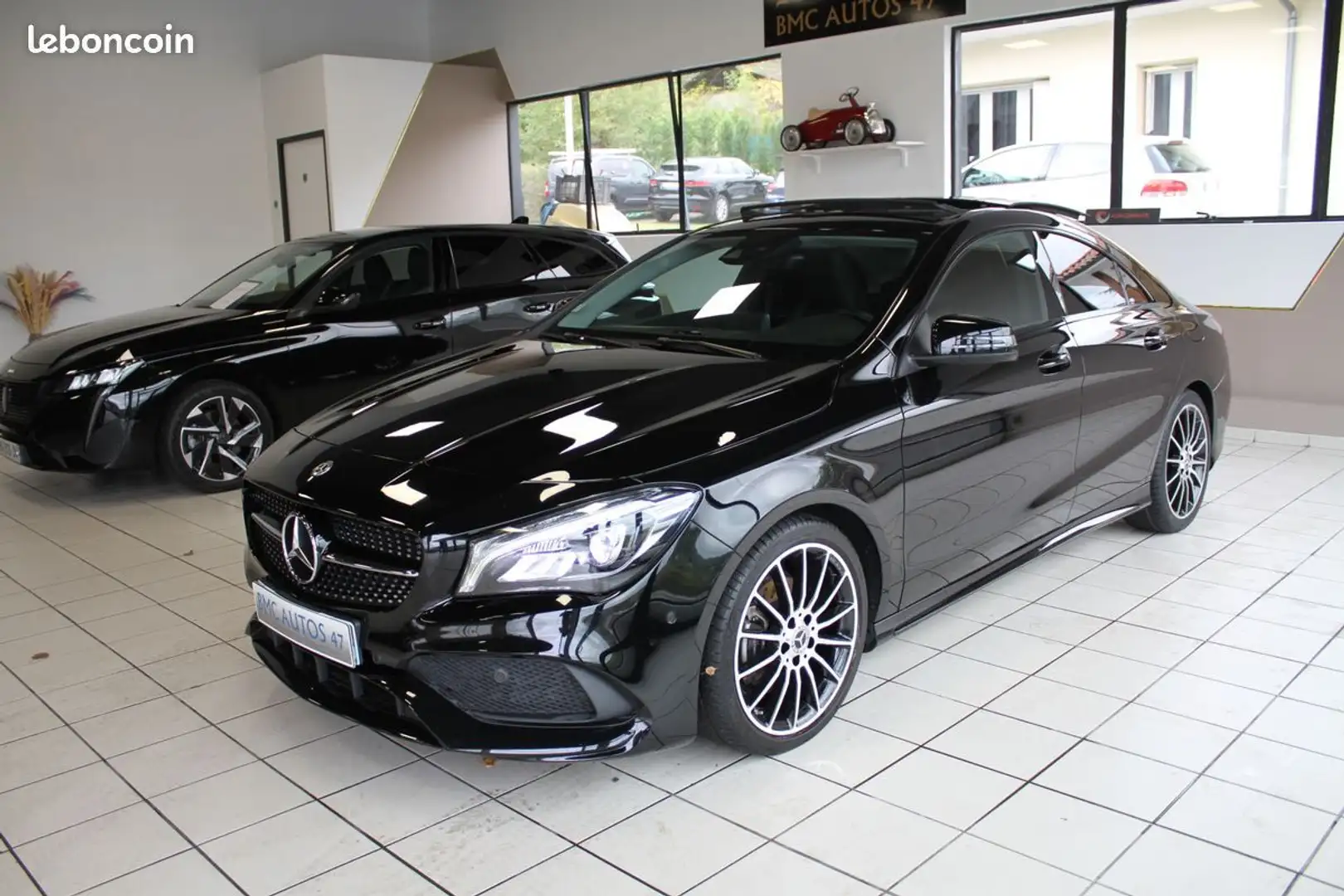 Mercedes-Benz CLA 180 Classe Mercedes 180 7G-DCT Fascination 1er Main ( Pack AMG Line Sport Black Toit ourant) Noir - 1