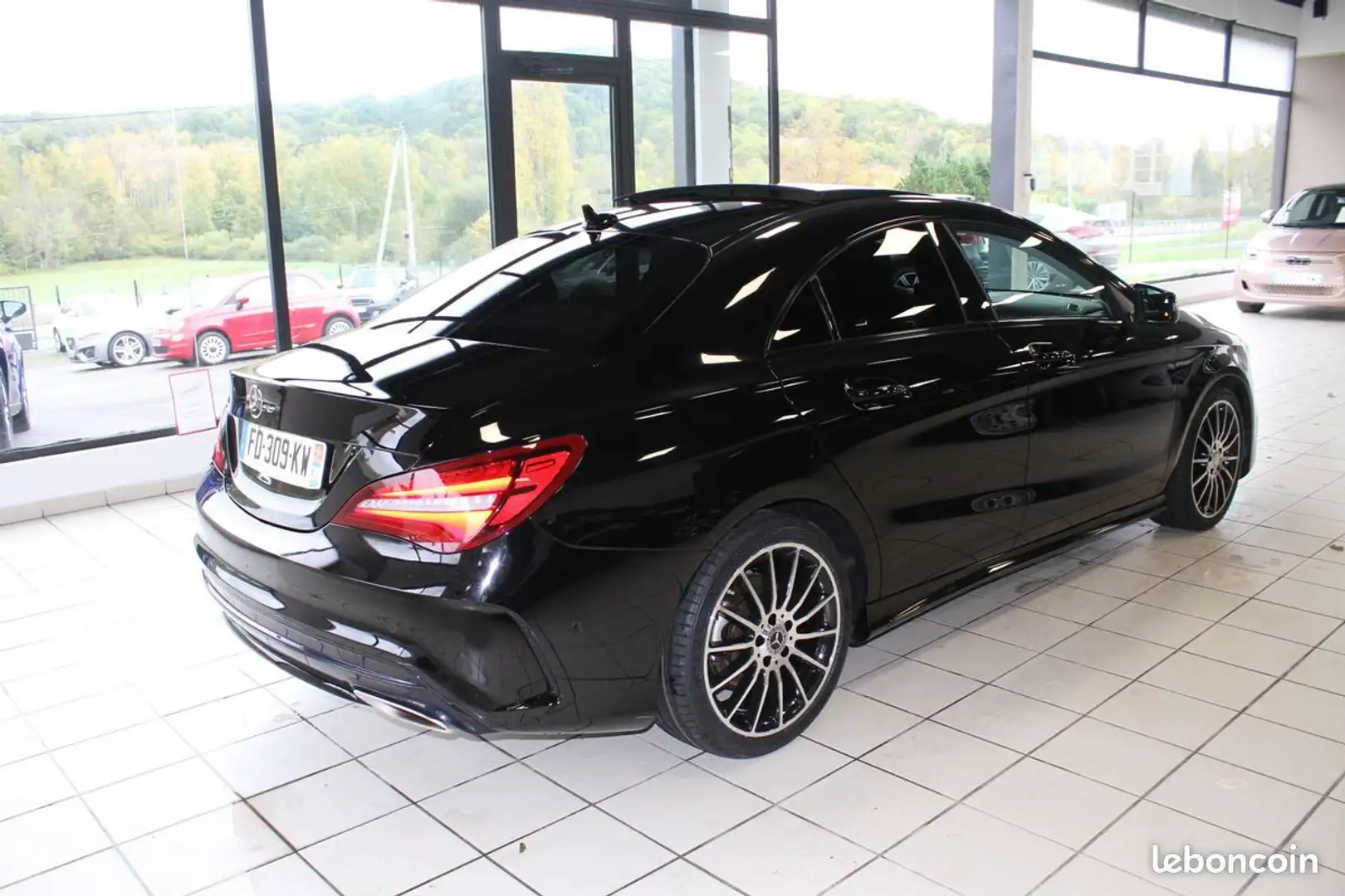 Mercedes-Benz CLA 180 Classe Mercedes 180 7G-DCT Fascination 1er Main ( Pack AMG Line Sport Black Toit ourant) Noir - 2