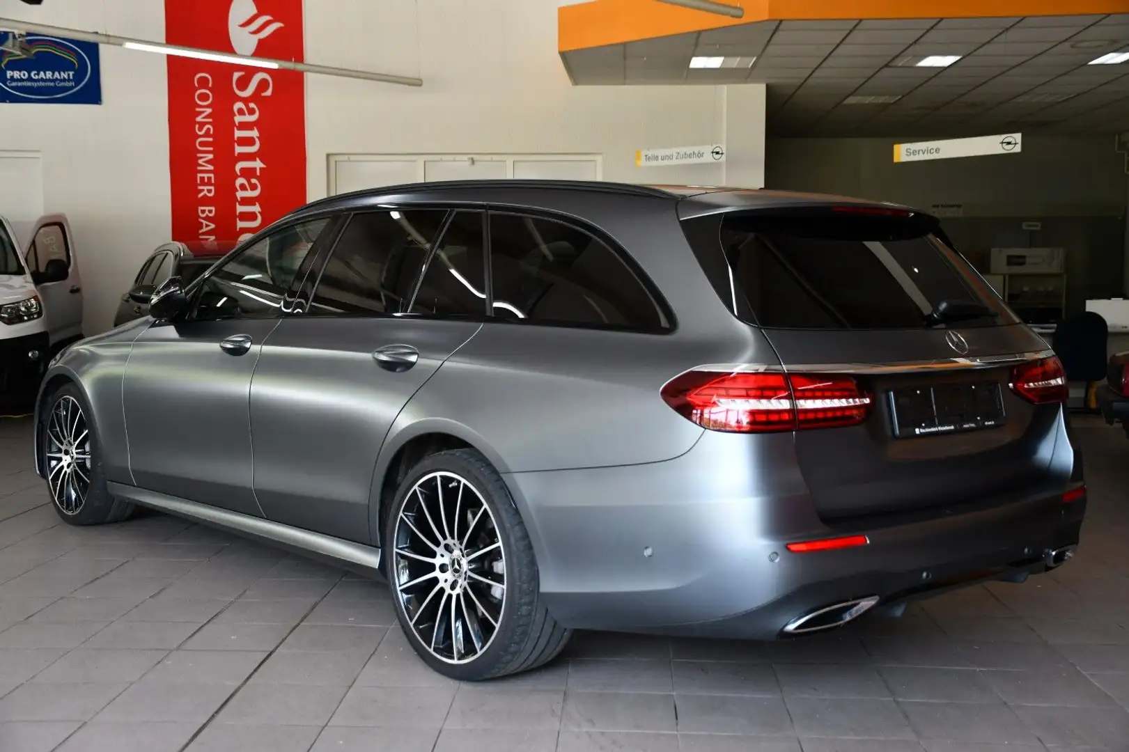 Mercedes-Benz E 400 d 4Matic AMG-line B&O Hud LED uvm... Šedá - 2