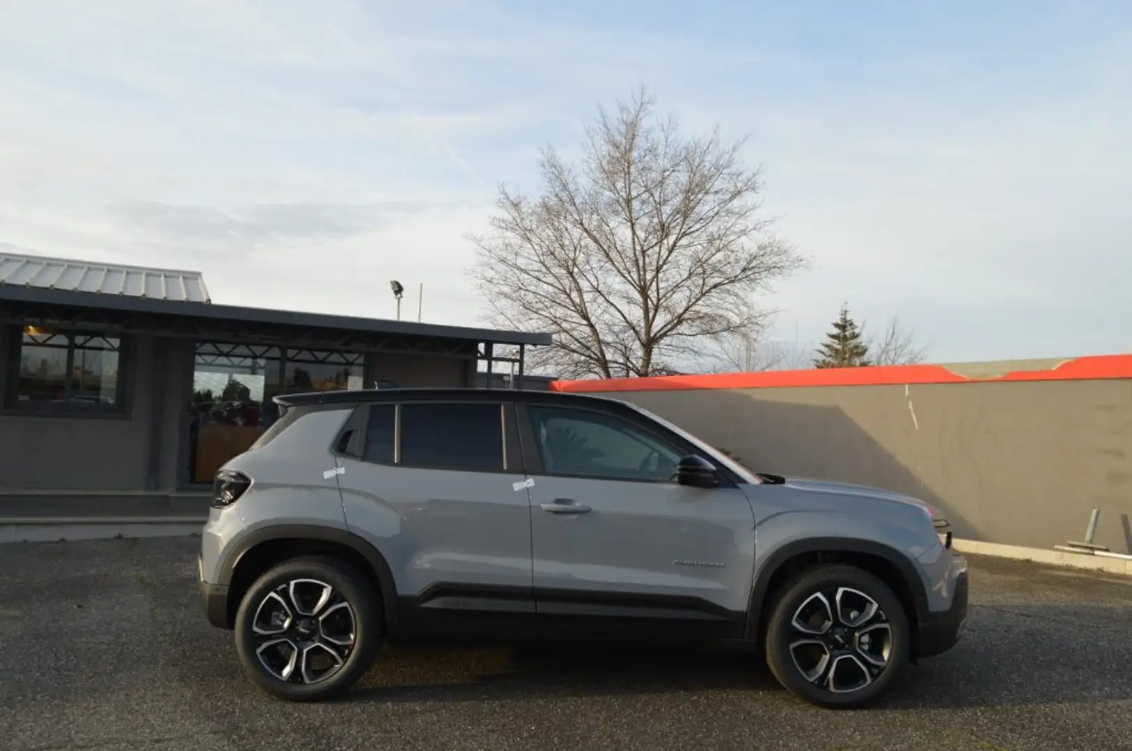 Jeep Avenger 1.2 Turbo 100 CV Summit Grau - 2