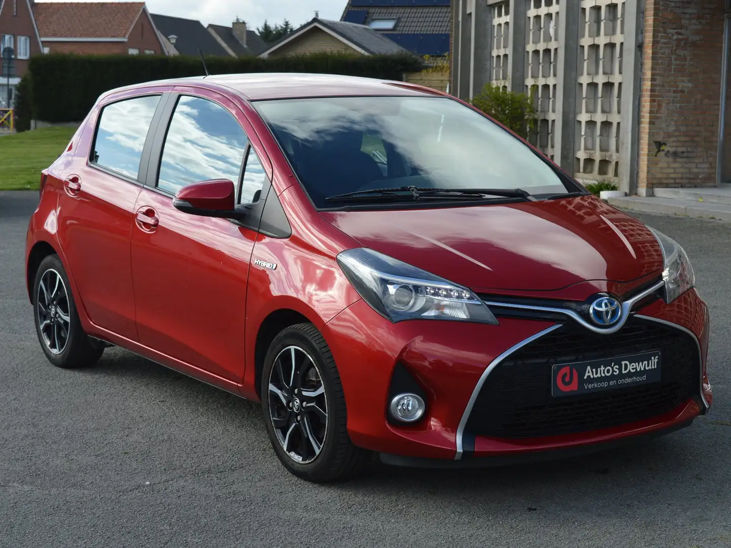 Toyota Yaris 1.5i VVT-i Hybride Comfort and pack Style Rood - 2