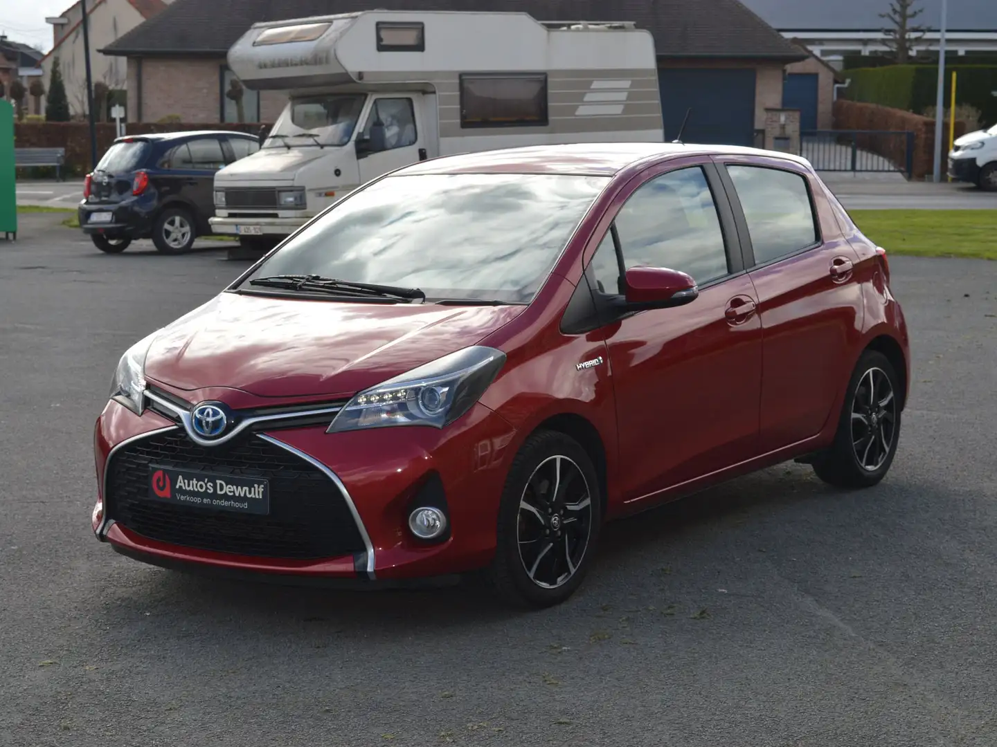 Toyota Yaris 1.5i VVT-i Hybride Comfort and pack Style Rood - 1