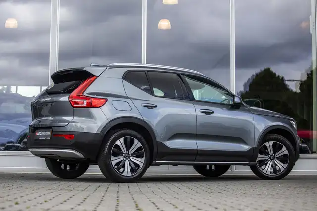 Volvo XC40 view 2