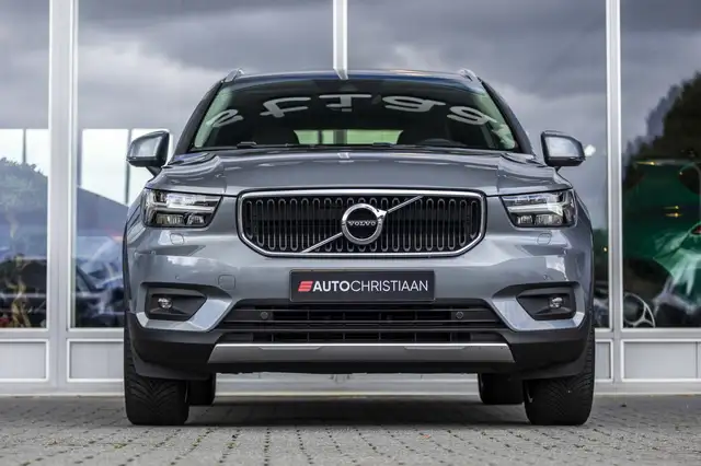 Volvo XC40 view 3