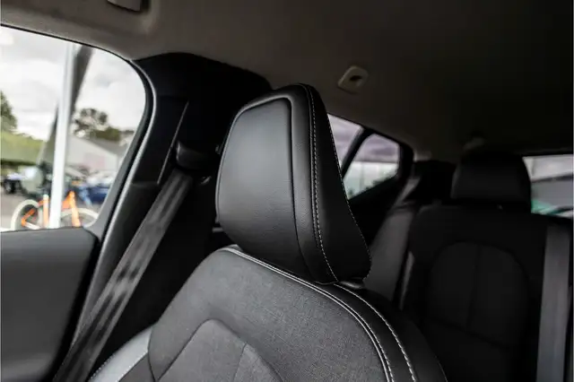 Volvo XC40 view 11