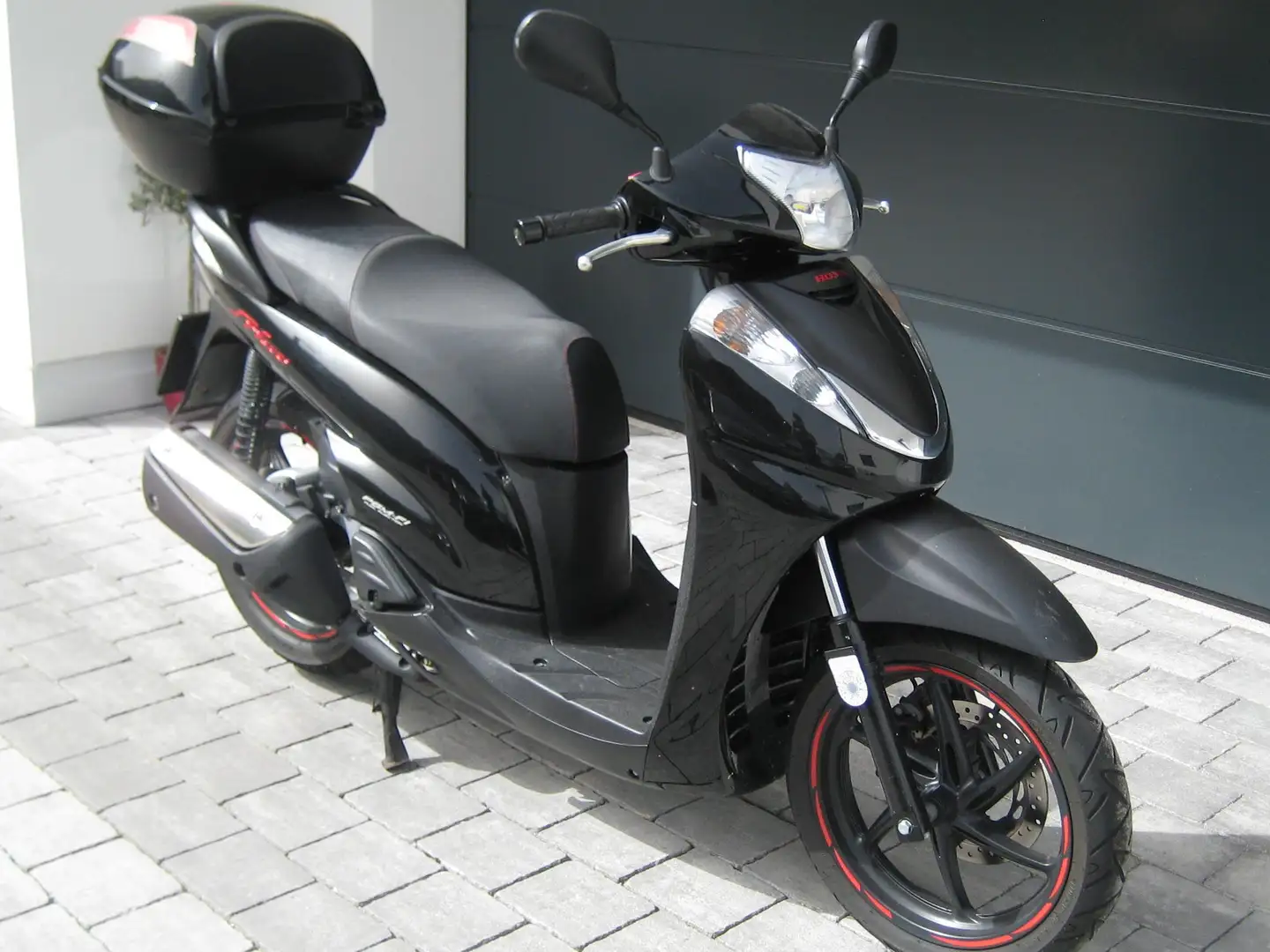 Honda SH 300 Fekete - 2