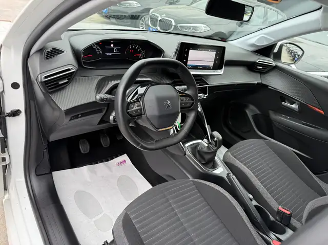 Peugeot 208 view 13