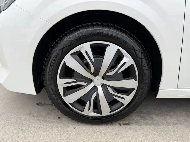 Peugeot 208 view 11