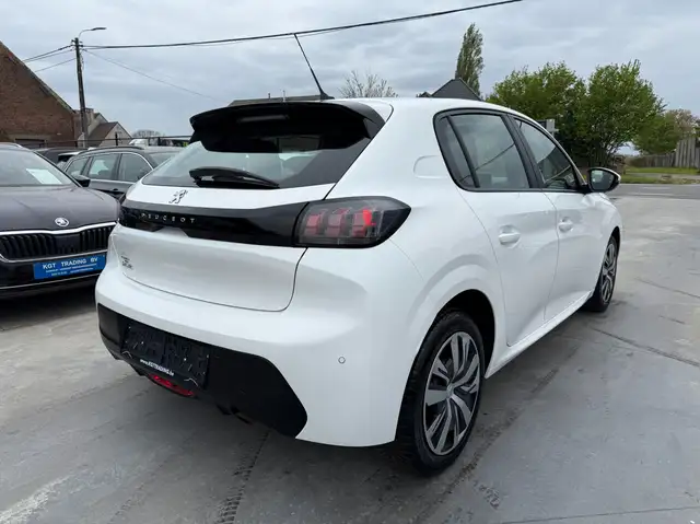 Peugeot 208 view 5