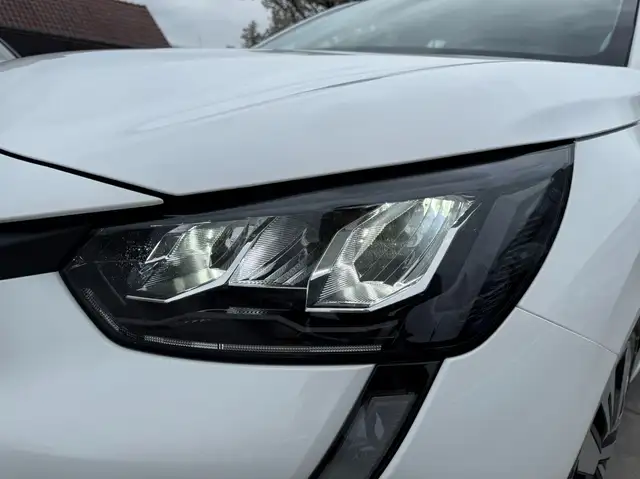 Peugeot 208 view 10