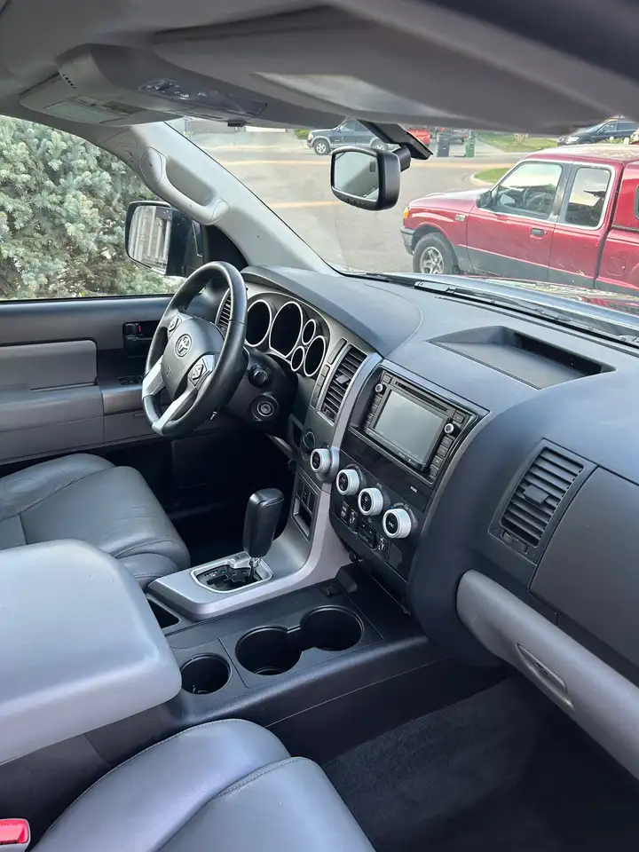 Toyota Sequoia снимка Toyota Sequoia