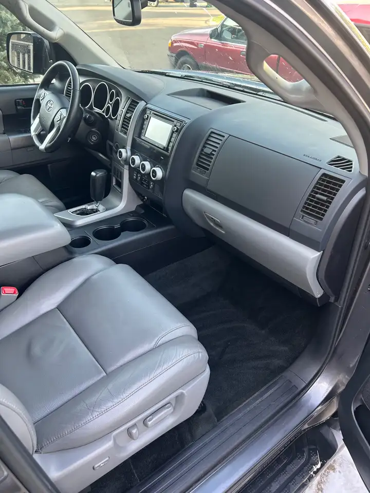 Toyota Sequoia снимка Toyota Sequoia