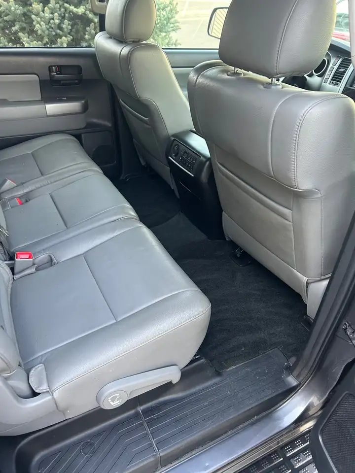 Toyota Sequoia снимка Toyota Sequoia