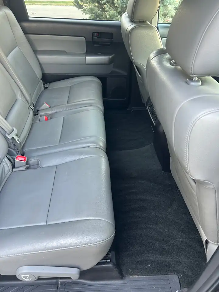 Toyota Sequoia снимка Toyota Sequoia