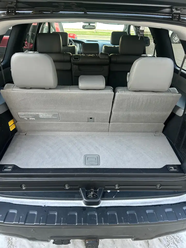 Toyota Sequoia снимка Toyota Sequoia