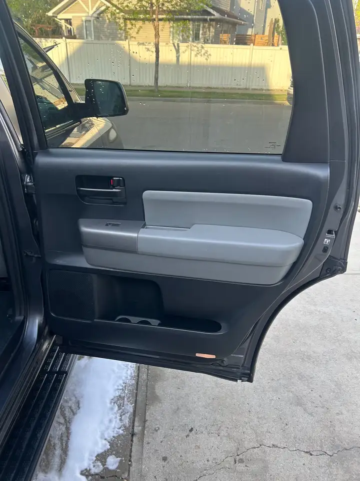 Toyota Sequoia снимка Toyota Sequoia