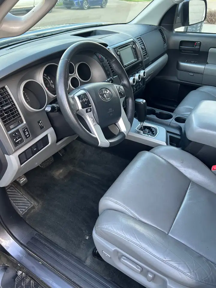 Toyota Sequoia снимка Toyota Sequoia