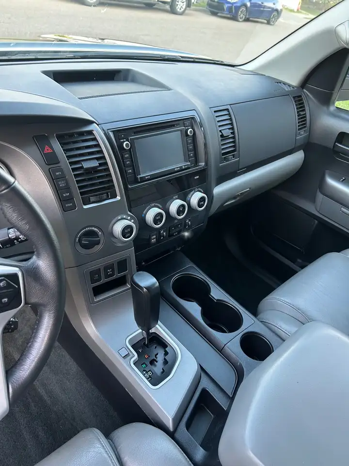 Toyota Sequoia снимка Toyota Sequoia