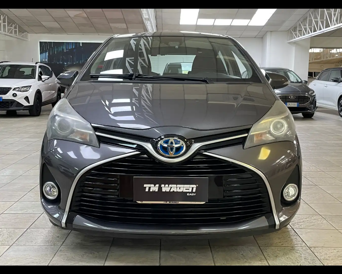 Toyota Yaris 1.5 Hybrid 5 porte Cool 62cv 2016 Grijs - 2