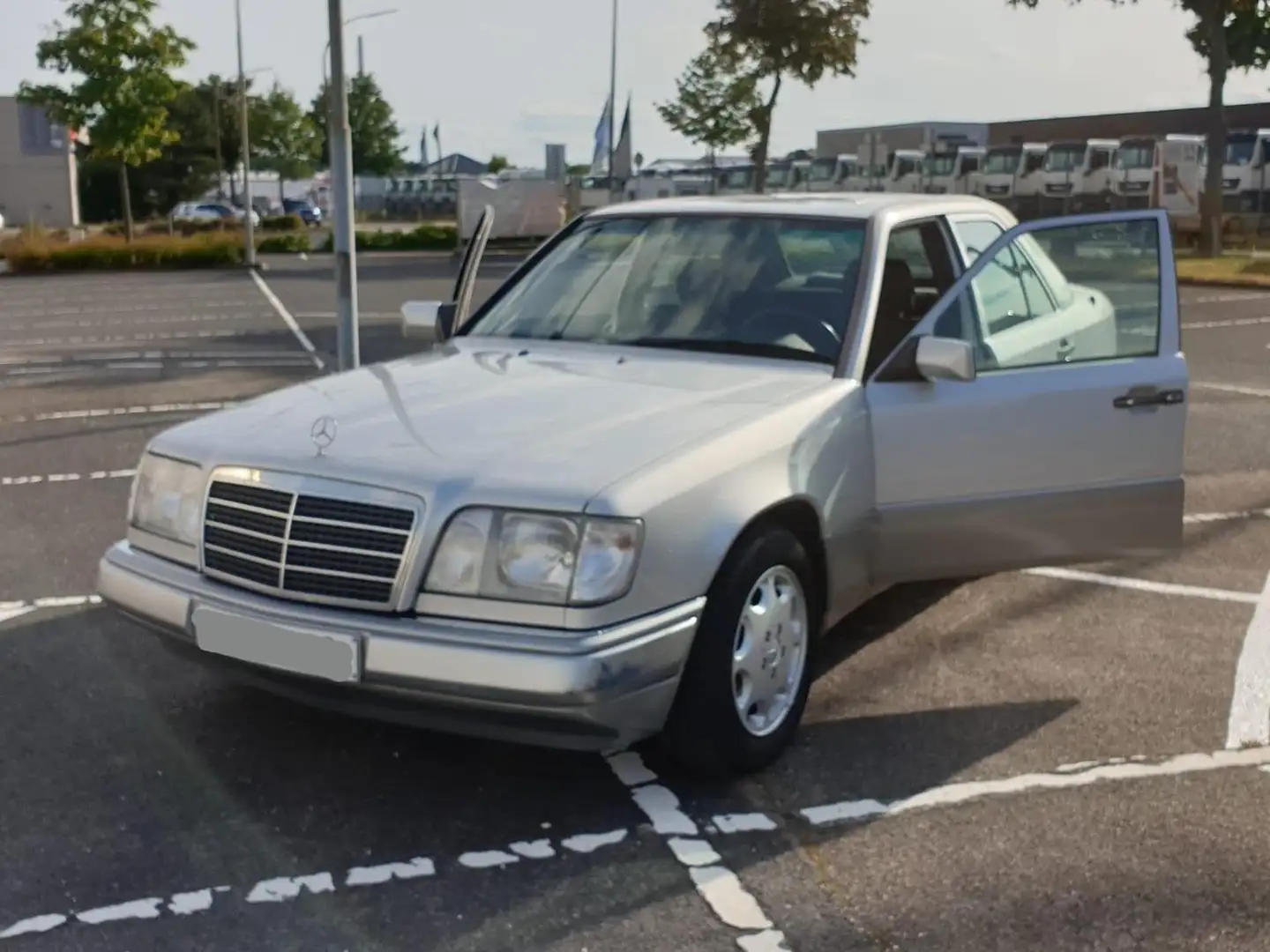 Mercedes-Benz E 200 E-Klasse Серебристый - 2